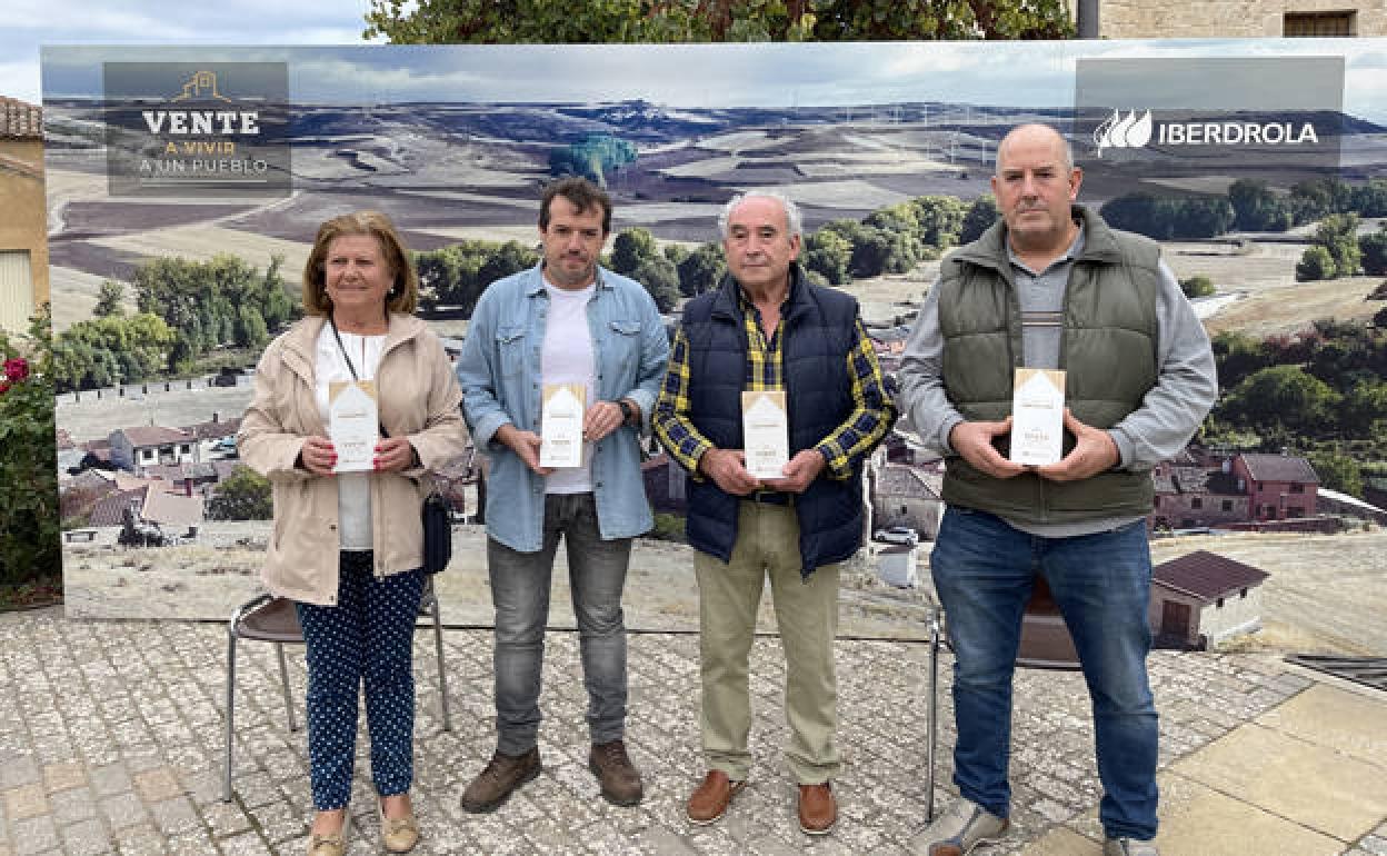 Alcaldes de los cuatro pueblos premiados. 