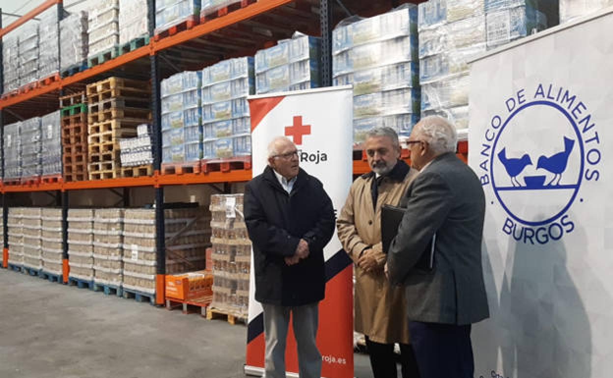 Visita del subdelegado del Gobierno, Pedro de la Fuente, (centro), al Banco de Alimentos de Burgo.