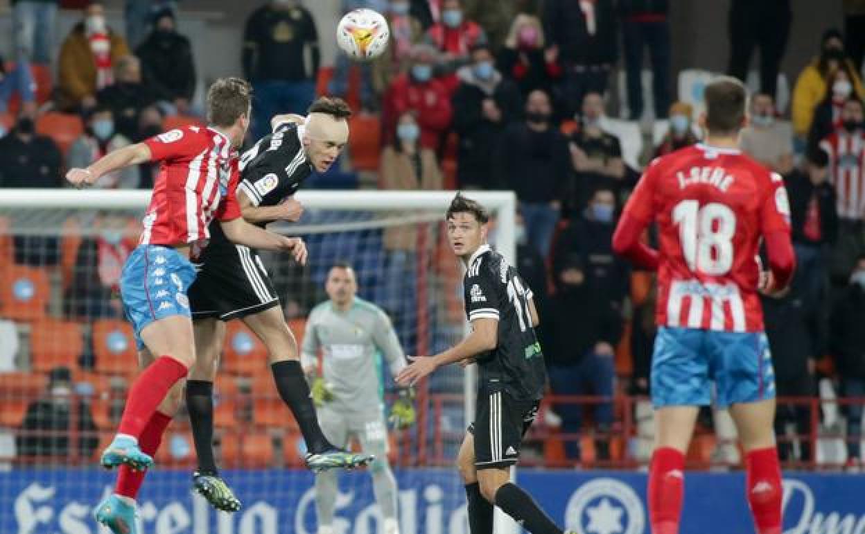 Imagen de archivo de lance del juego en un partido entre el Burgos CF y el CD Lugo. 