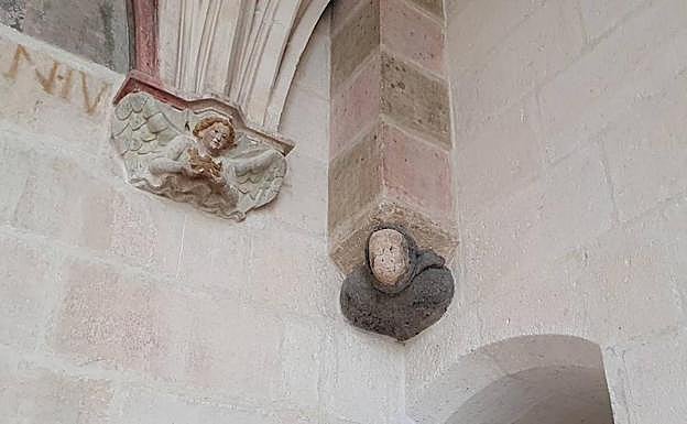 El rostro raspado está en el Claustro alto de la Catedral de Burgos 