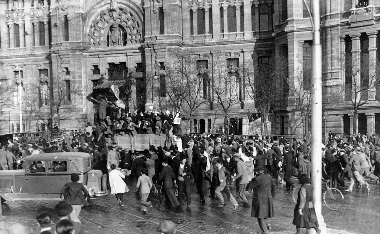 Un grupo de madrileños celebra en Madrid la instauración de la II República. 