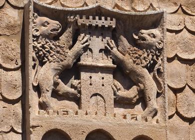 Imagen secundaria 1 - Detalles de la fachada de la iglesia de Santa María de Aranda de Duero.