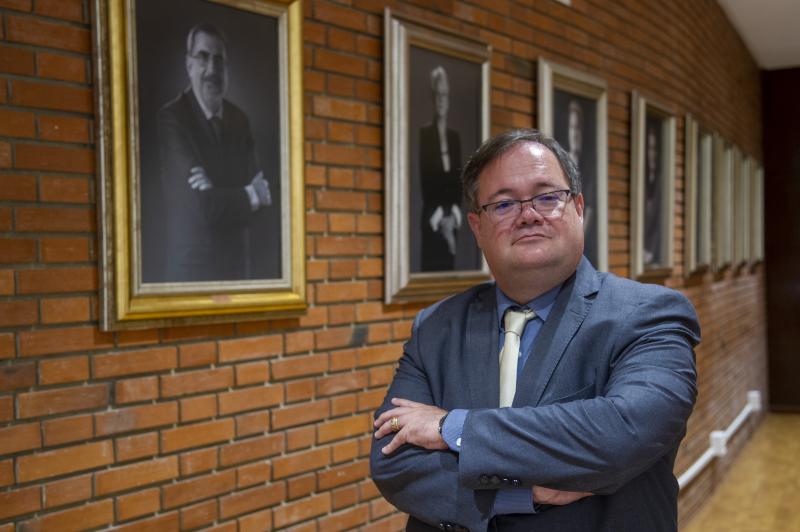 José Luis Dacosta en un momento de la entrevista en una sala de la Facultad de Económicas de la UPV en Sarriko (Bilbao)