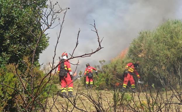 Trabajos de extinción de las llamas en la zona burgalesa. 