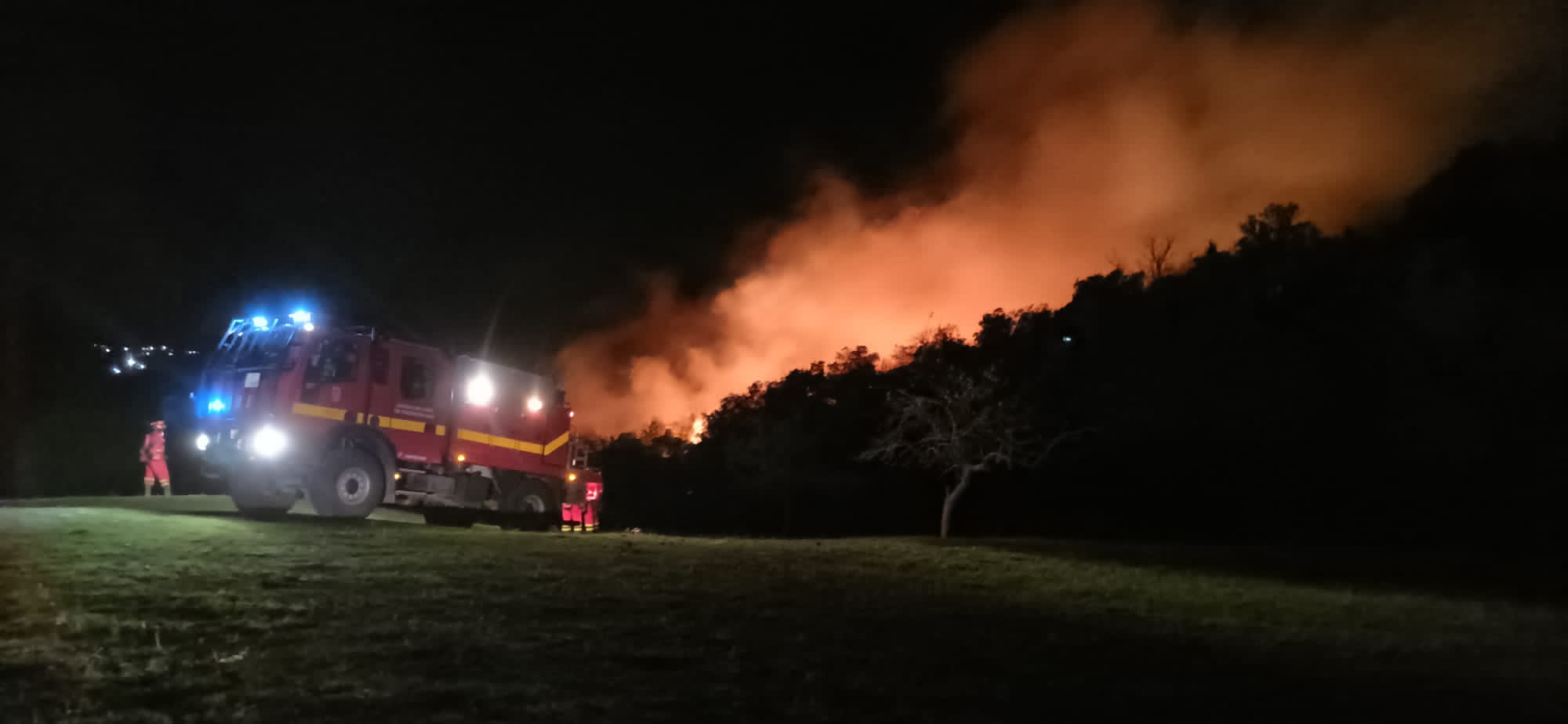 El foco más peligroso del incendio se sitúa en la provincia de Burgos. La UME ha trabajado durante toda la noche junto a un gran despliegue de medios. La mayoría de focos están controlados. 