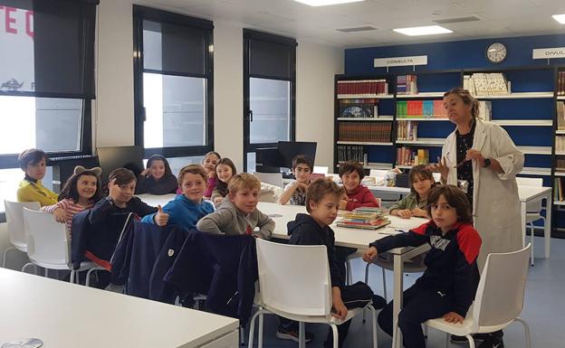 Niños en el taller de la Biblioteca Municipal de Miranda 