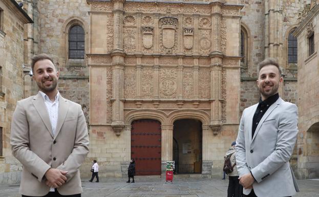 Los dos maestros samantinos, frente a la Universidad de Salamanca. 