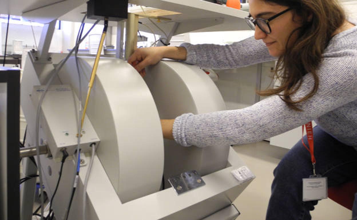 Isabel Hernando-Alonso midiendo en el laboratorio de datación por Resonancia Paramagnética Electrónica del CENIEH. 