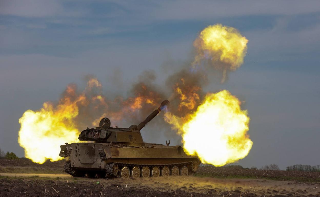 Un tanque ruso bombardea la factoría de Azovstal.