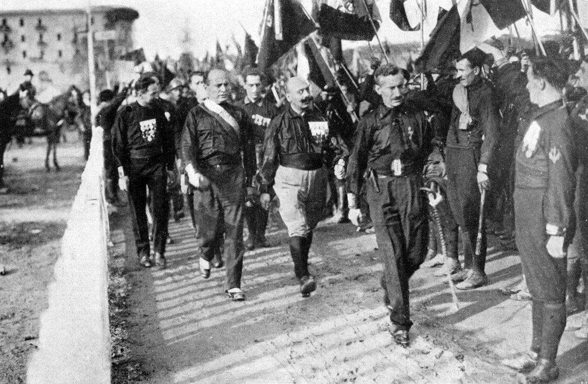 Un grupo de fascistas participa en la marcha sobre roma del 27 de octubre de 1922