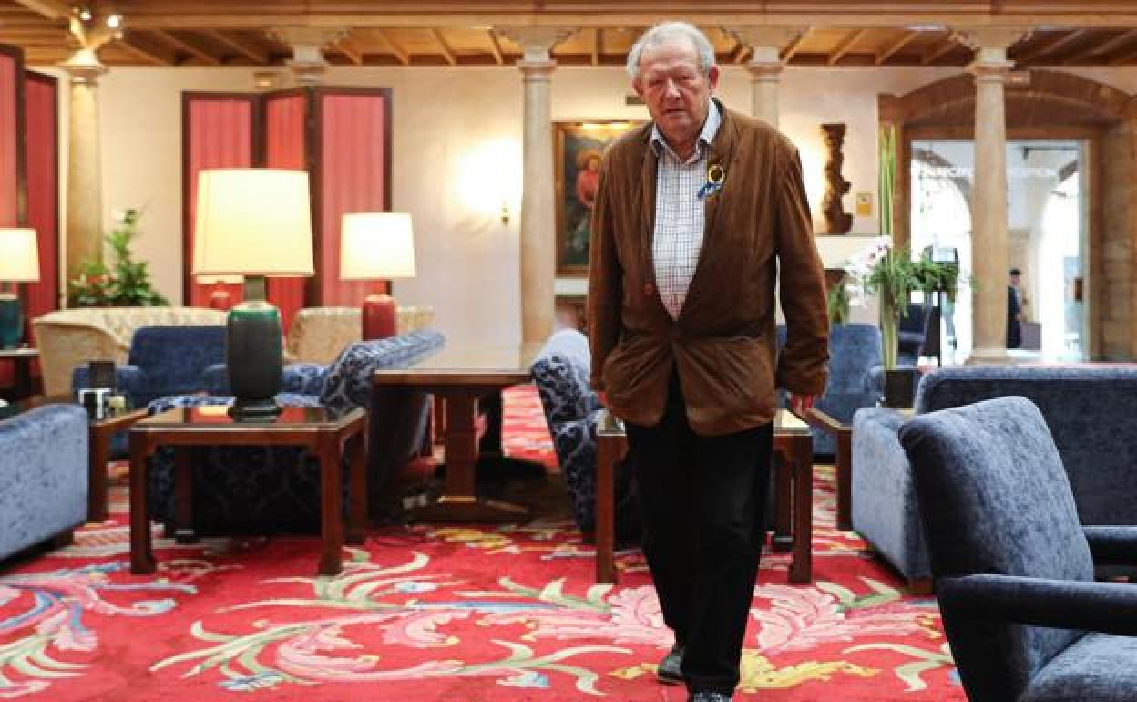 Adam Michnik, en uno de los salones del Hotel de La Reconquista, en Oviedo, centro neurálgico de los Premios Princesa de Asturias