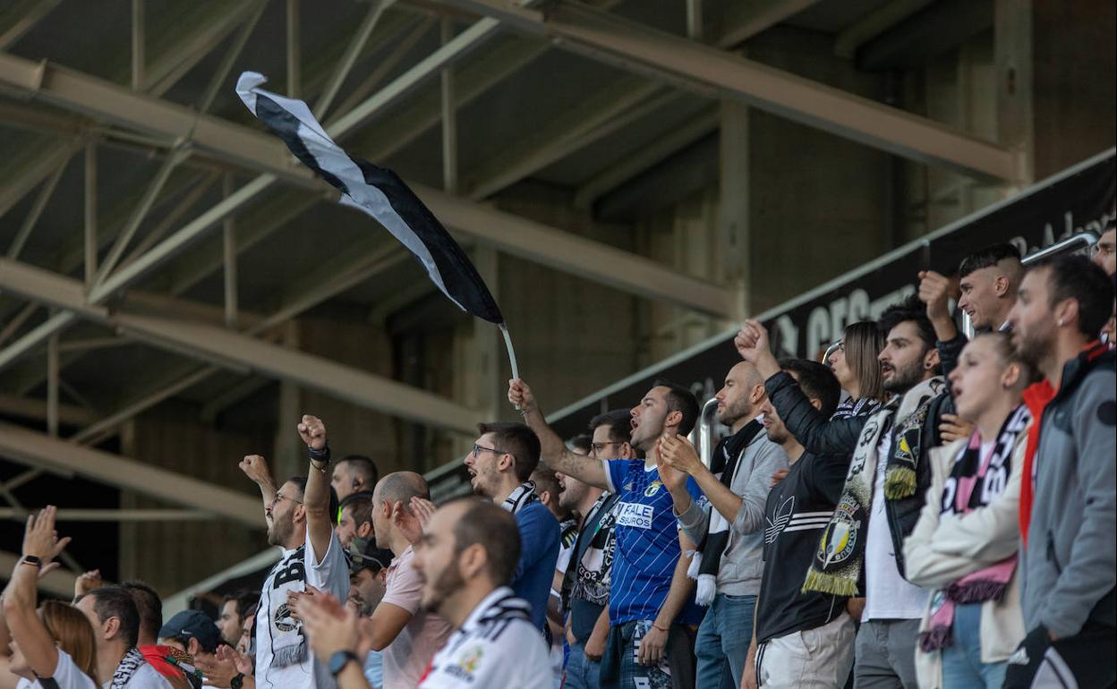 La afición del Burgos CF anima en El Plantío