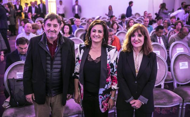 Imagen principal - En la imagen superior Luis García Montero y Elvira Lindo junto a la presidenta de La Rioja, Concha Andreu (centro); debajo, Lindo durante su intervención; y, por último, García Montero respondiendo a una cuestión.