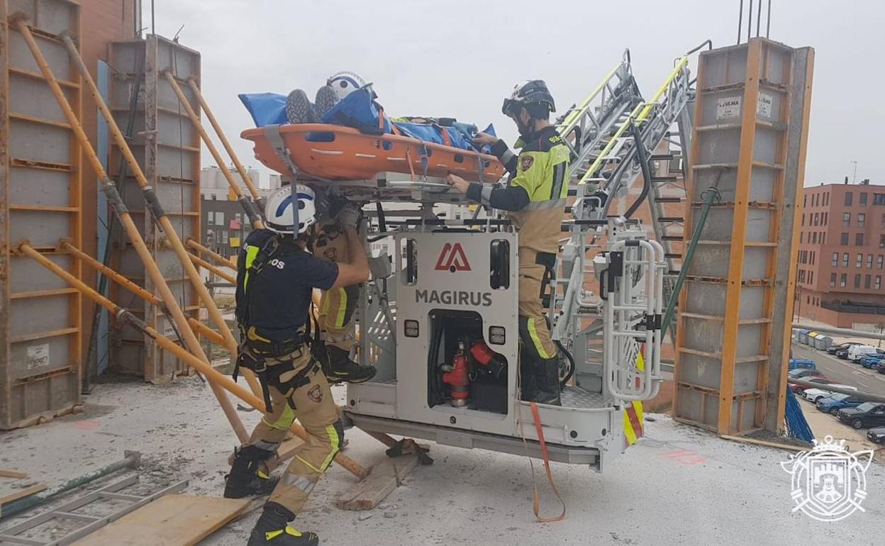 Los Bomberos evacuan al operario, que se encontraba trabajando en un cuarto piso de una vivienda en la calle Jose Maria Frances Gil de Burgos