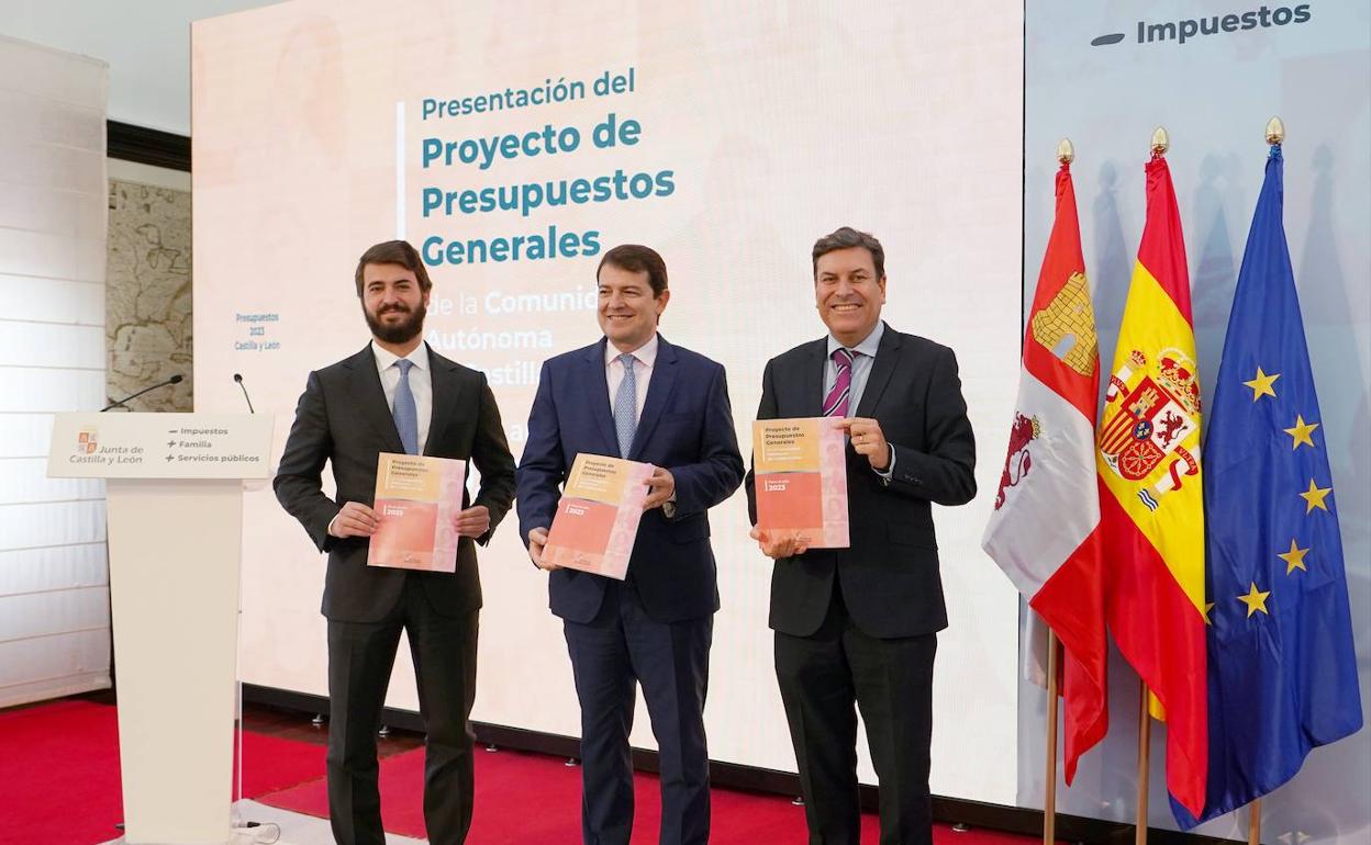 El vicepresidente y el presidente de la Junta, acompañados del consejero de Economía y Hacienda, en la presentación del proyecto de presupuestos autonómicos para 2023.