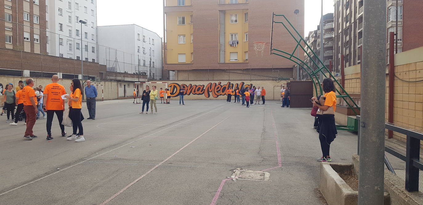 Imágenes de la octava edición de la carrera solidaria 'La Vuelta al Cole' contra la leucemia infantil celebrada este viernes en Miranda