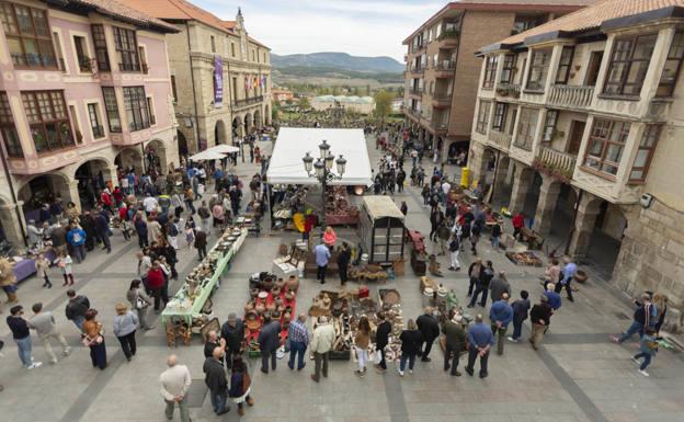 Medina de Pomar se llena de antigüedades y artesanía