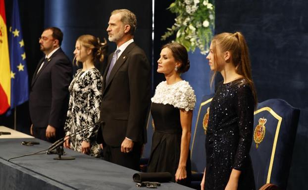 Los reyes Felipe VI y Letizia, acompañados de la princesa Leonor, la infanta Sofía, durante la ceremonia de entrega.