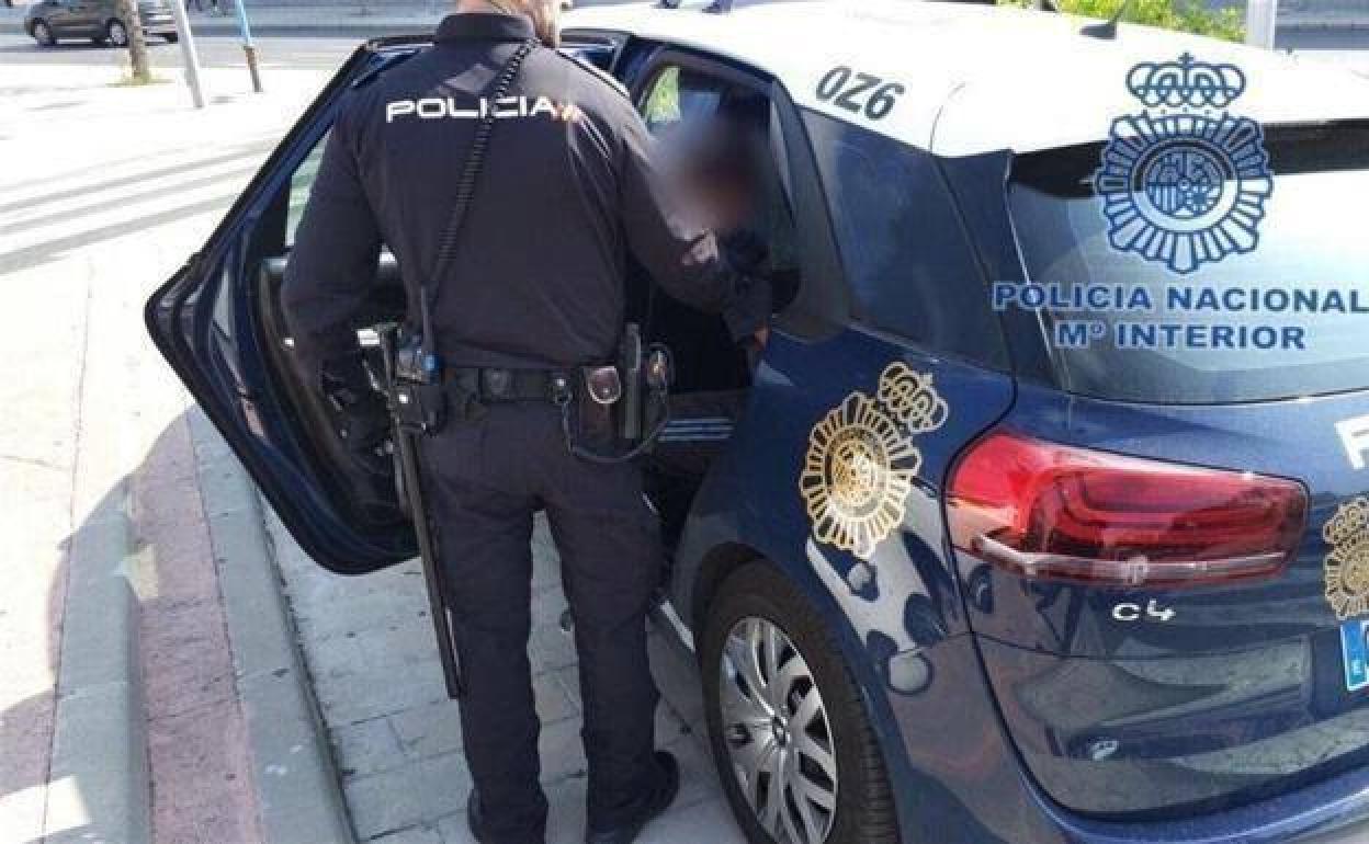 Imagen de archivo de una detención de la Policía Nacional en Burgos.