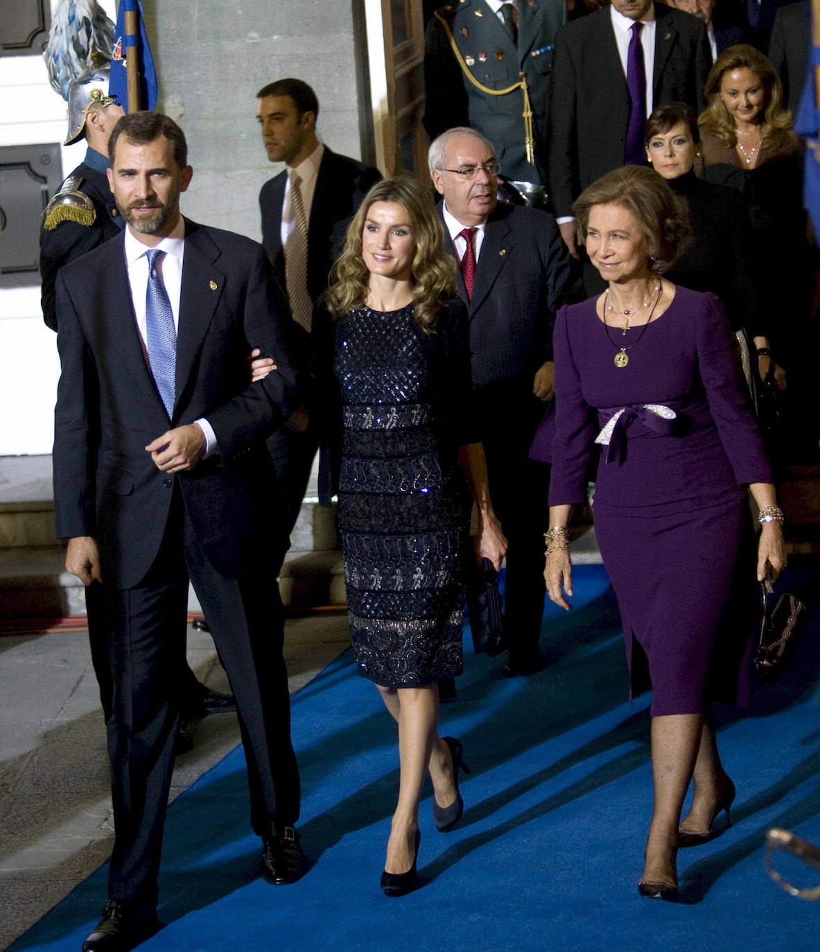 2009. Vestido joya en azul noche de Felipe Varela que pasó desparecibido al taparlo con una chaqueta de punto muy informal para el acto. 