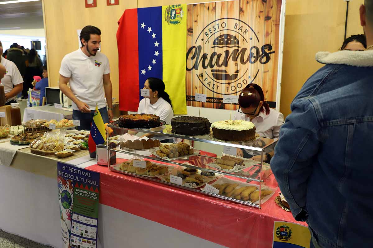 A través de los diferentes expositores los burgaleses y otros migrantes residentes en Burgos se han podido acercar a las diferentes culturas con las que conviven. 