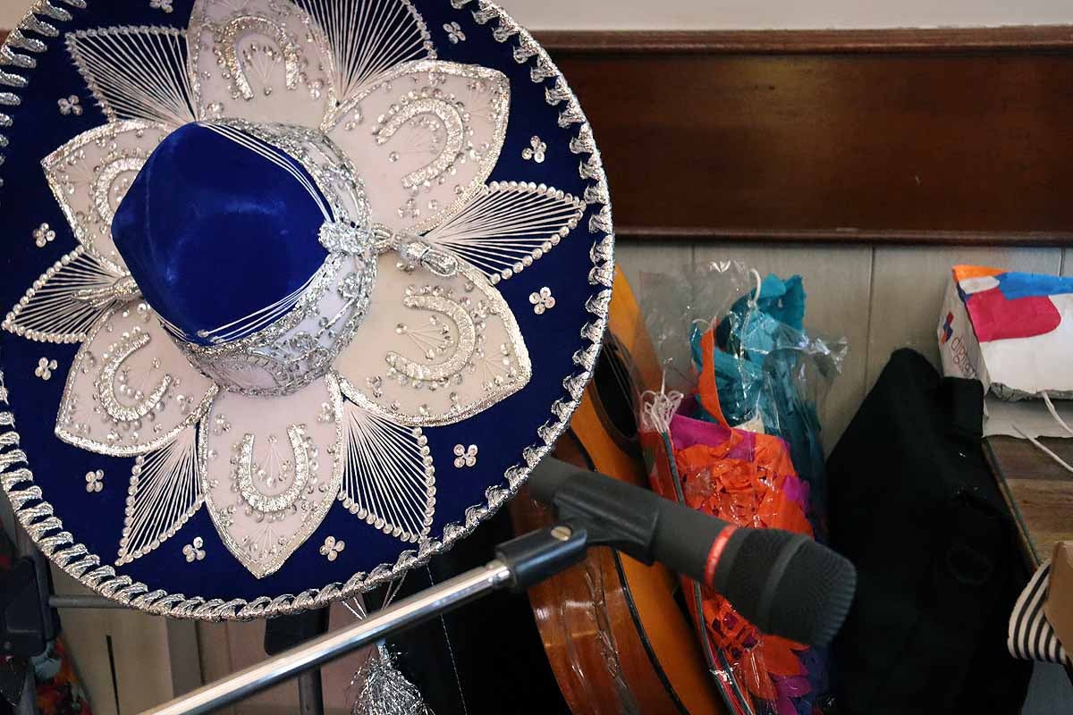 Elementos relacionados con la música para recordar al cantante Vicente Fernández. 