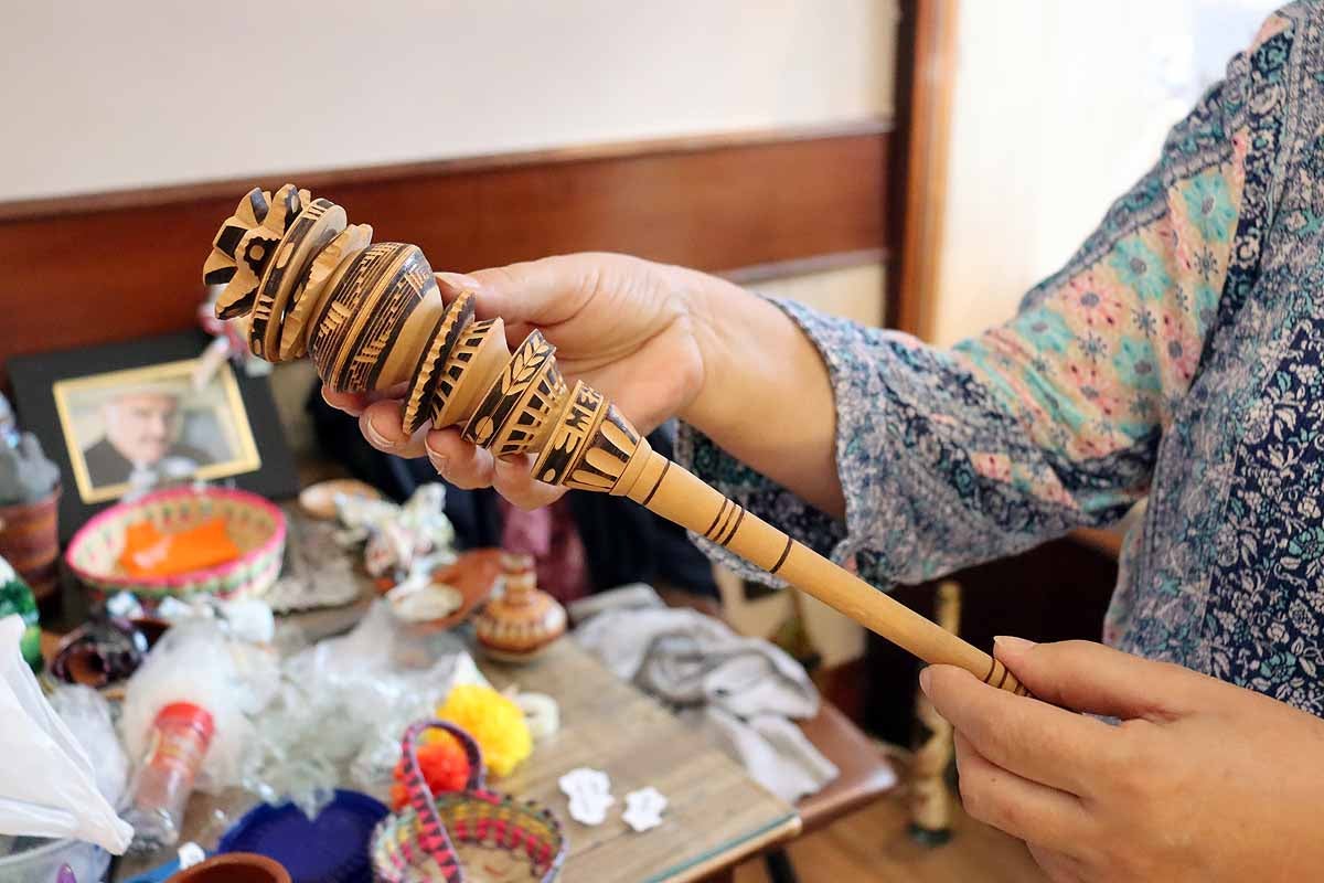 Loreto, Mariasun y Lucía dedicaron un rato entrañable y de trabajo cuidadoso para montar el altar de muertos en honor a Vicente Fernández. 