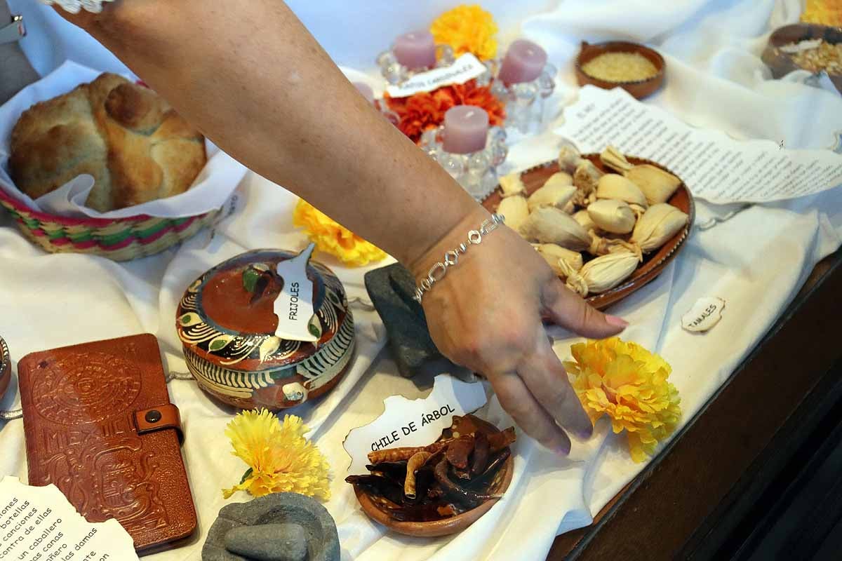 Loreto, Mariasun y Lucía dedicaron un rato entrañable y de trabajo cuidadoso para montar el altar de muertos en honor a Vicente Fernández. 