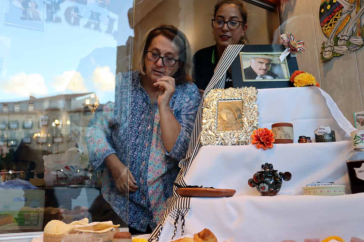 Loreto, Mariasun y Lucía dedicaron un rato entrañable y de trabajo cuidadoso para montar el altar de muertos en honor a Vicente Fernández. 