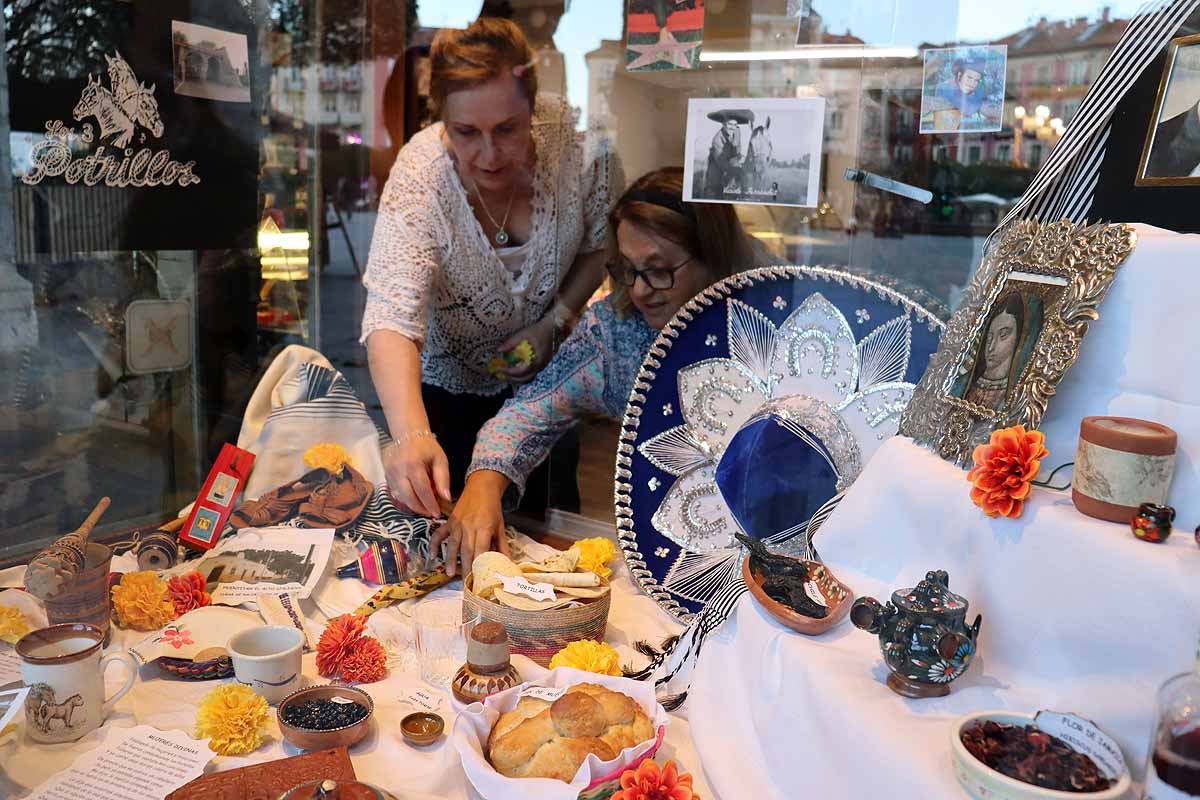 Loreto, Mariasun y Lucía dedicaron un rato entrañable y de trabajo cuidadoso para montar el altar de muertos en honor a Vicente Fernández. 