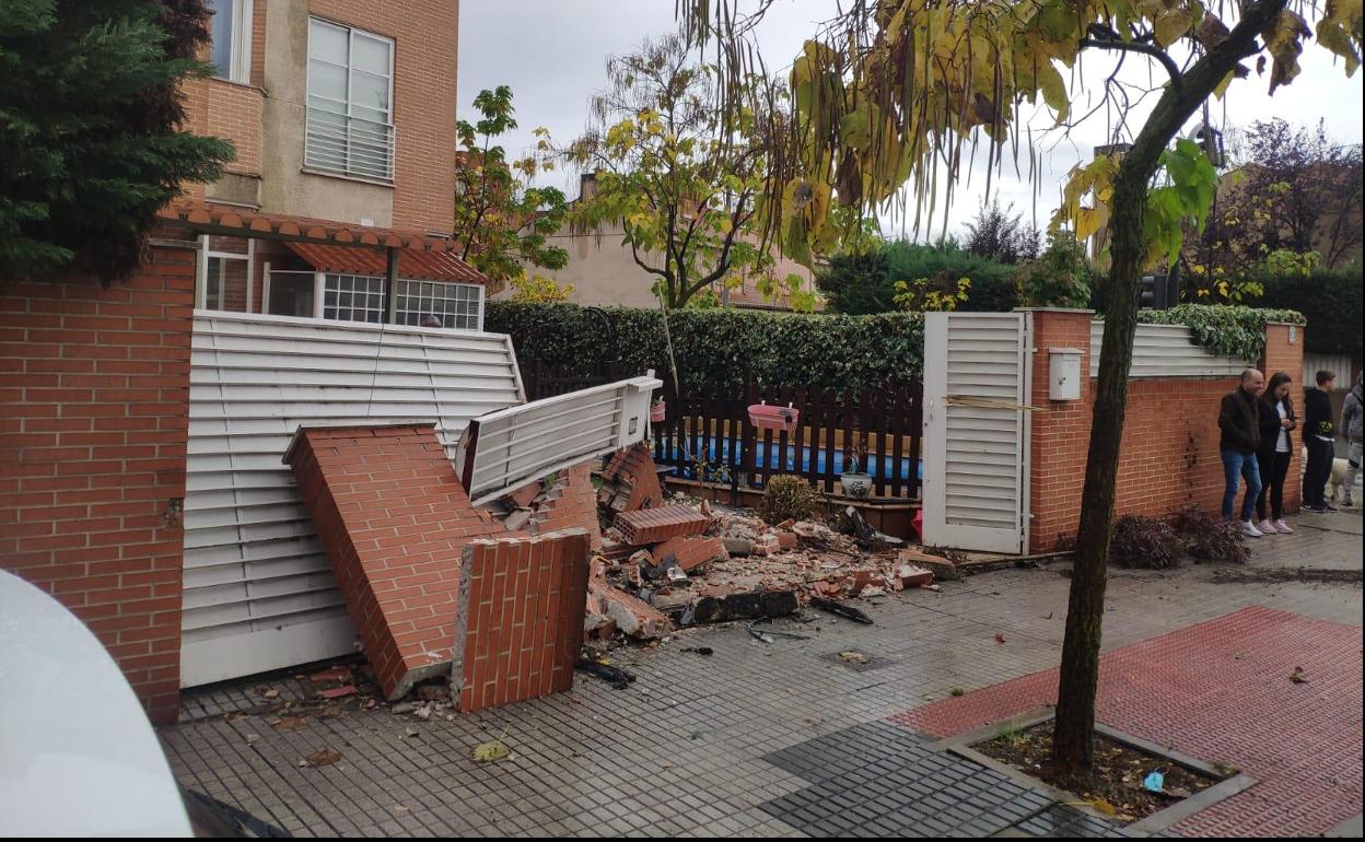 Se empotra contra una casa, destroza la fachada y se da a la fuga