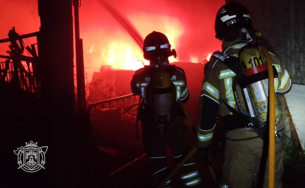 Los Bomberos de Burgos luchan contra las llamas en el almacén a las afueras de Quintanilla Vivar