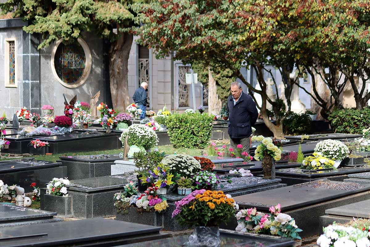 Fotos: Los burgaleses llenan el cementerio para honrar a sus muertos