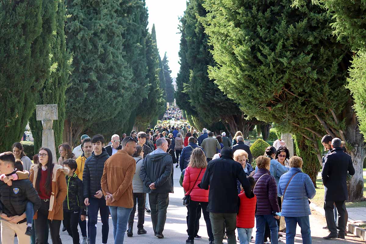 Fotos: Los burgaleses llenan el cementerio para honrar a sus muertos