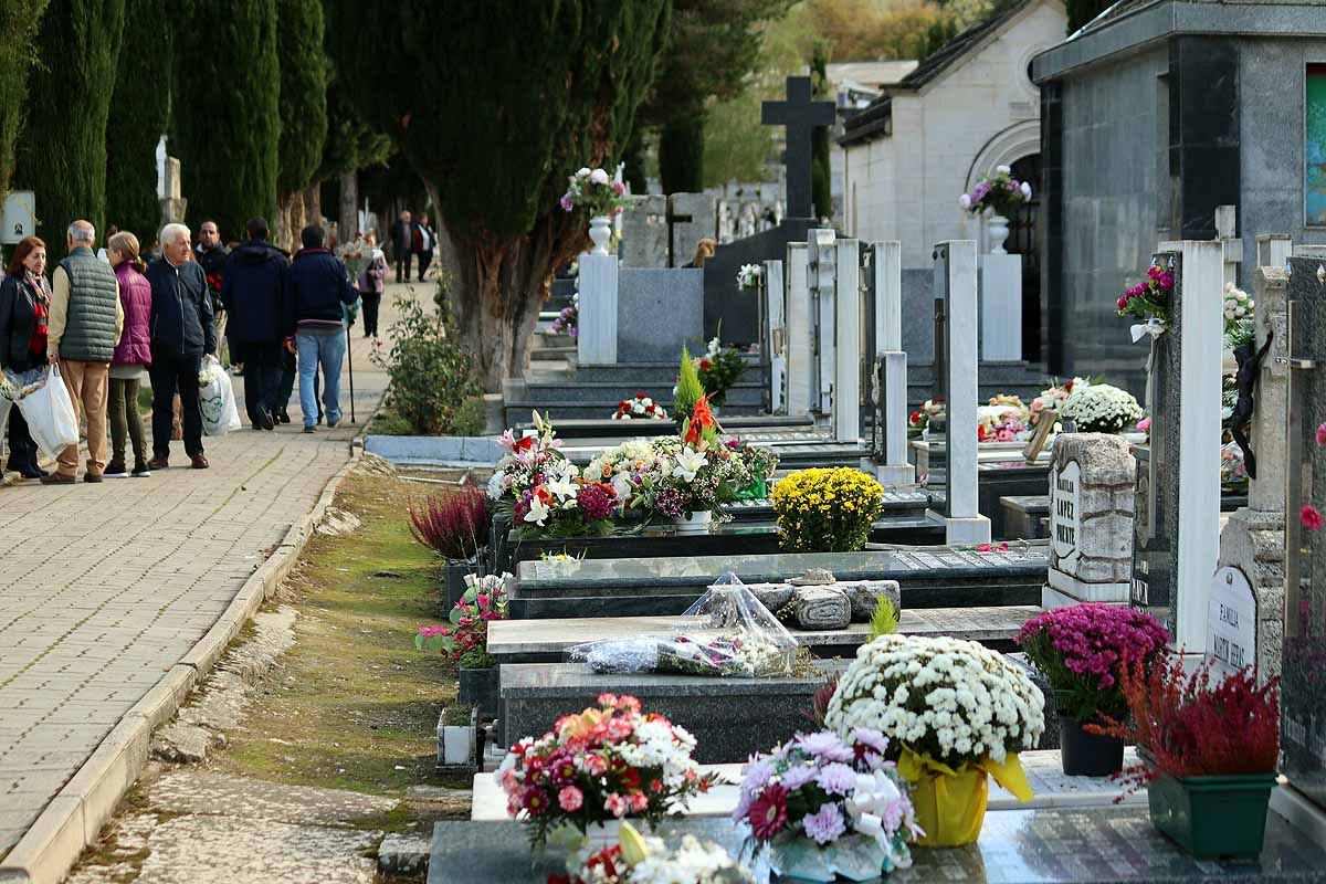 Fotos: Los burgaleses llenan el cementerio para honrar a sus muertos