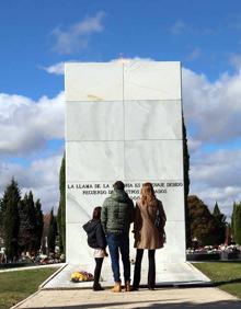 Imagen secundaria 2 - Todos los Santos multitudinario pero sin aglomeraciones en el cementerio de Burgos