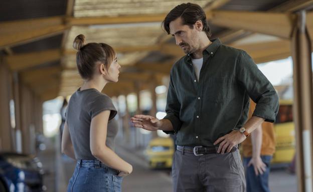 Lucía Caraballo y Juan Diego Botto en 'No me gusta conducir'.