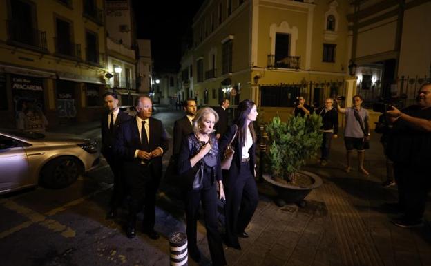 Imagen principal - 1. Los familiares de Queipo de LLano llegan a la basílica de la Macarena. 2. Una alfombra roja cubre el lugar donde estaba enterrado el general franquista. 3. Dos activistas de la Asociación de Memoria Histórica se abrazan tras la exhumación. 