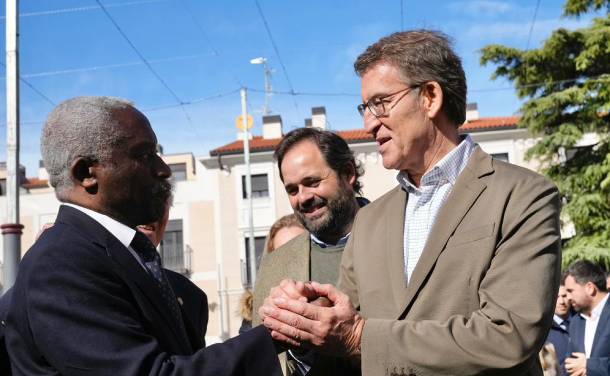 Feijoo, acompañado por Núñez, durante su visita este jueves a Guadalajara. 