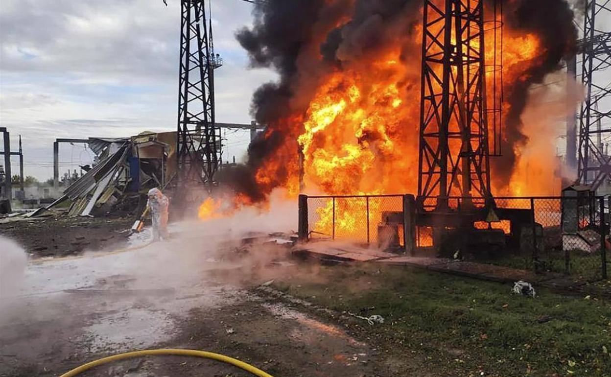 Bomberos apagan el fuego tras el ataque ruso a una central eléctrica ucraniana.