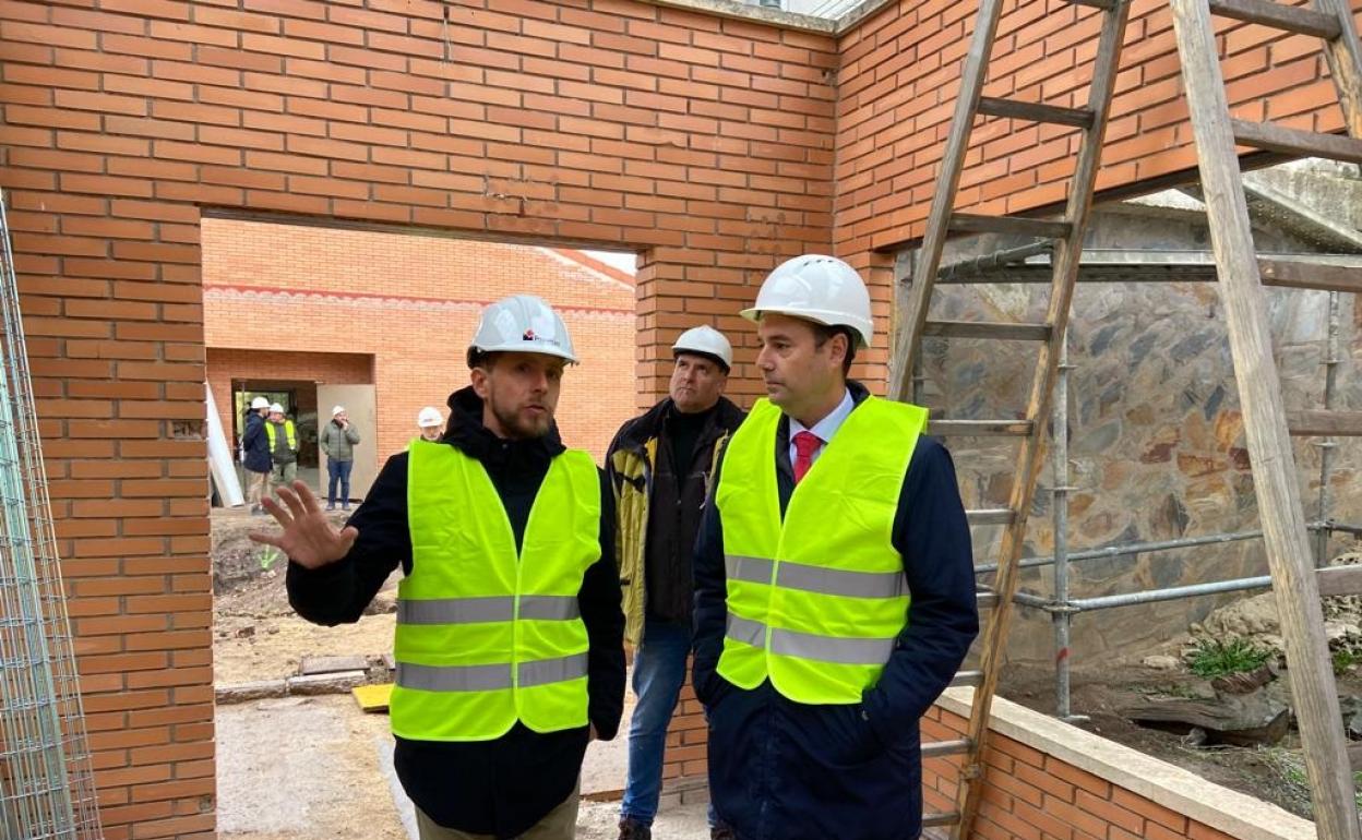 El alcalde de Burgos, Daniel de la Rosa, y el concejal Medio Ambiente, Josué Temiño, visitan las obras del Centro de Biodiversidad de Burgos.