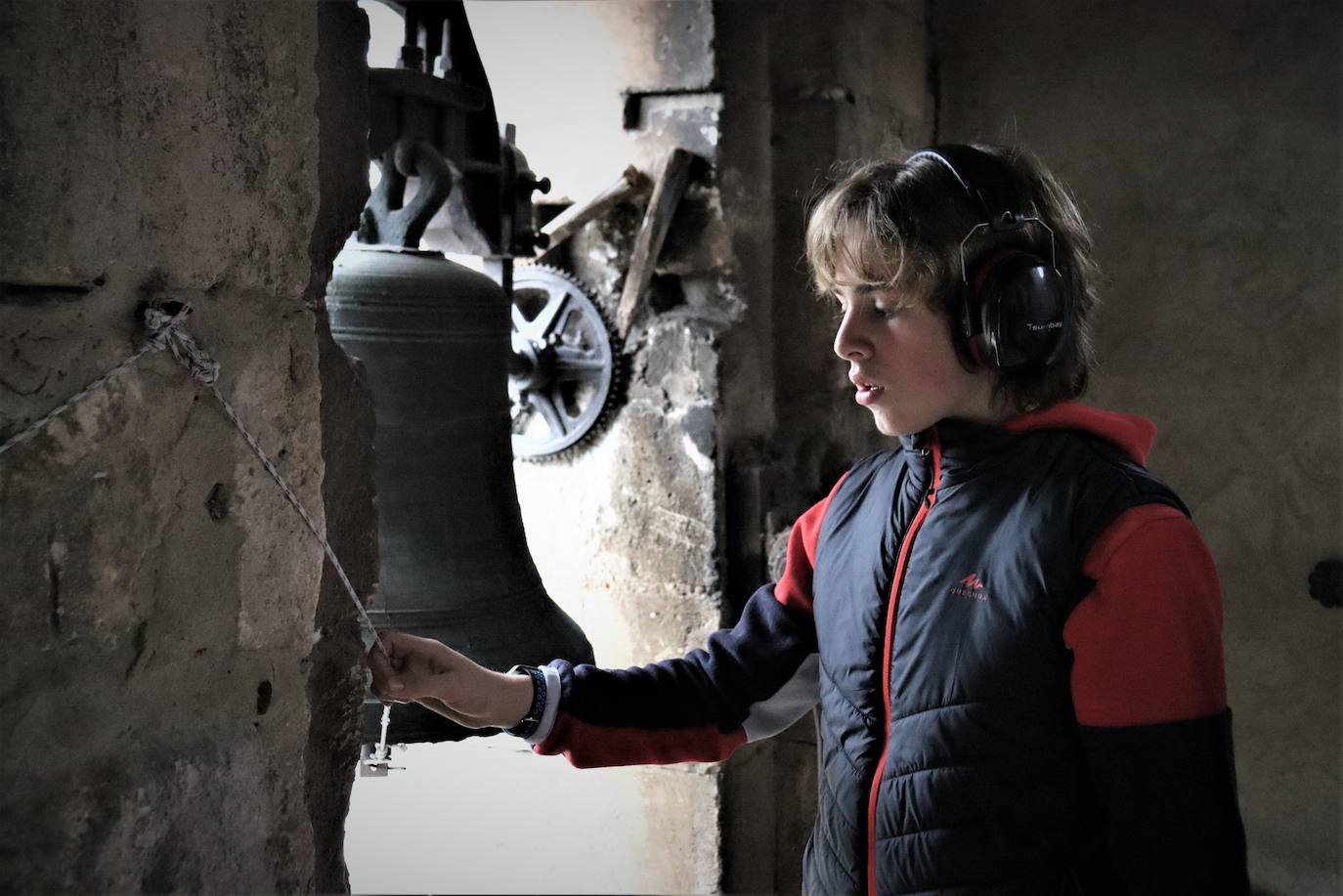 La Asociación de Campaneros de Burgos confía en que la UNESCO declare como Patrimonio Cultural Inmaterial el toque manual de campana. Mientras tanto, ellos llevan años trabajando por preservarlo. Están recopilando toques, trabajan para sacar adelante un centro de interpretación, han creado una escuela de campaneros y, además, se encargan del toque manual en algunas parroquias burgalesas. 