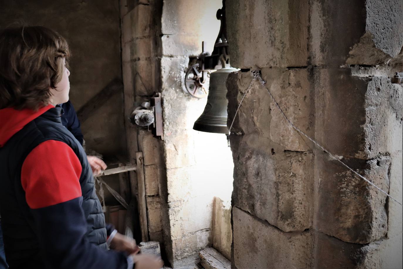 La Asociación de Campaneros de Burgos confía en que la UNESCO declare como Patrimonio Cultural Inmaterial el toque manual de campana. Mientras tanto, ellos llevan años trabajando por preservarlo. Están recopilando toques, trabajan para sacar adelante un centro de interpretación, han creado una escuela de campaneros y, además, se encargan del toque manual en algunas parroquias burgalesas. 