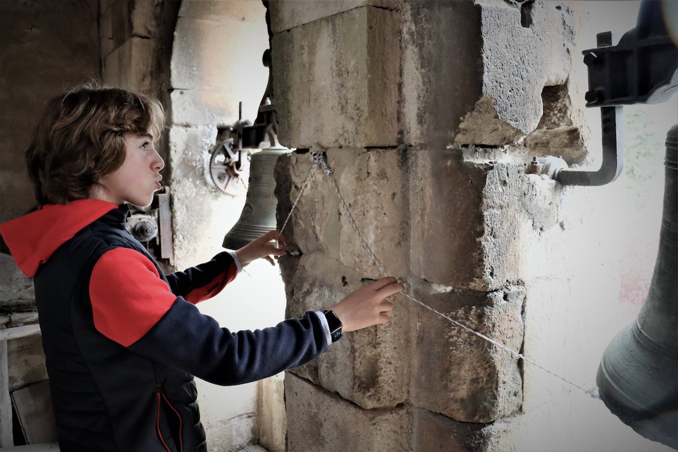 La Asociación de Campaneros de Burgos confía en que la UNESCO declare como Patrimonio Cultural Inmaterial el toque manual de campana. Mientras tanto, ellos llevan años trabajando por preservarlo. Están recopilando toques, trabajan para sacar adelante un centro de interpretación, han creado una escuela de campaneros y, además, se encargan del toque manual en algunas parroquias burgalesas. 