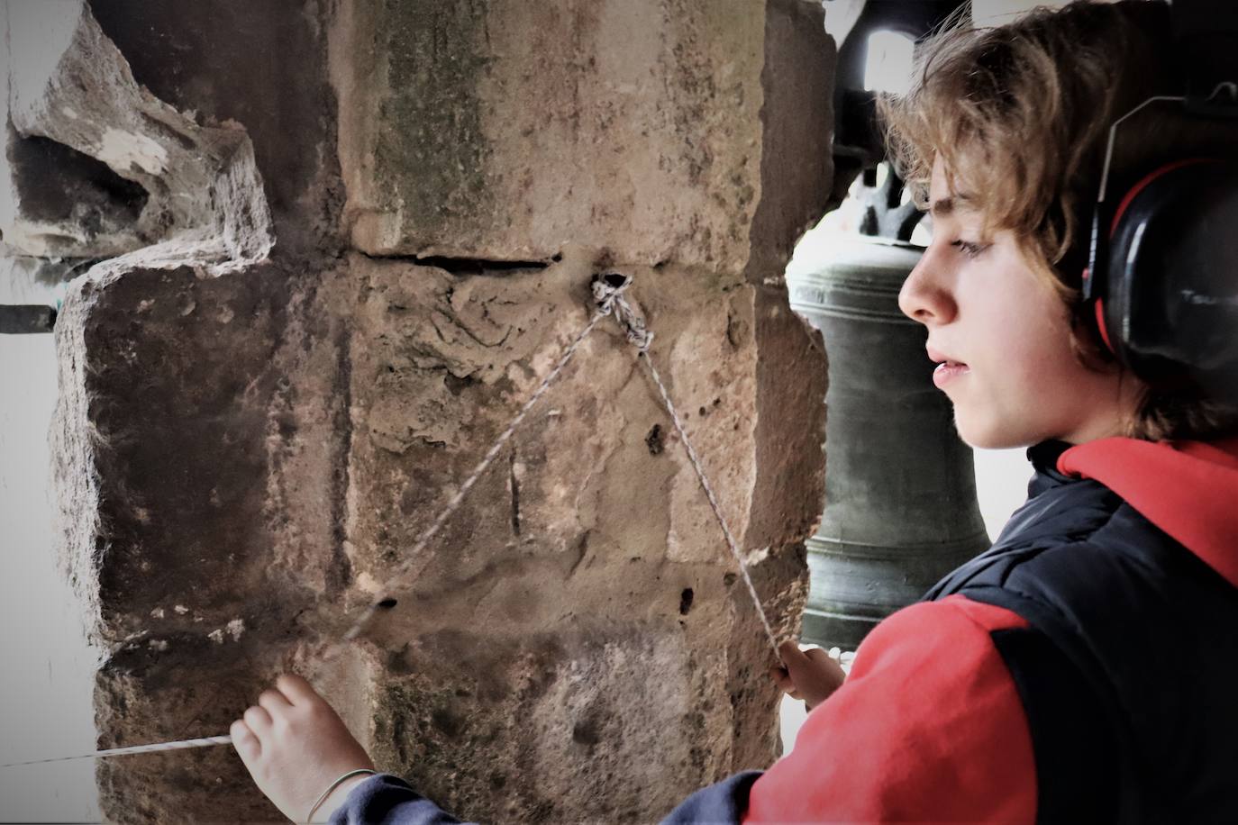 La Asociación de Campaneros de Burgos confía en que la UNESCO declare como Patrimonio Cultural Inmaterial el toque manual de campana. Mientras tanto, ellos llevan años trabajando por preservarlo. Están recopilando toques, trabajan para sacar adelante un centro de interpretación, han creado una escuela de campaneros y, además, se encargan del toque manual en algunas parroquias burgalesas. 