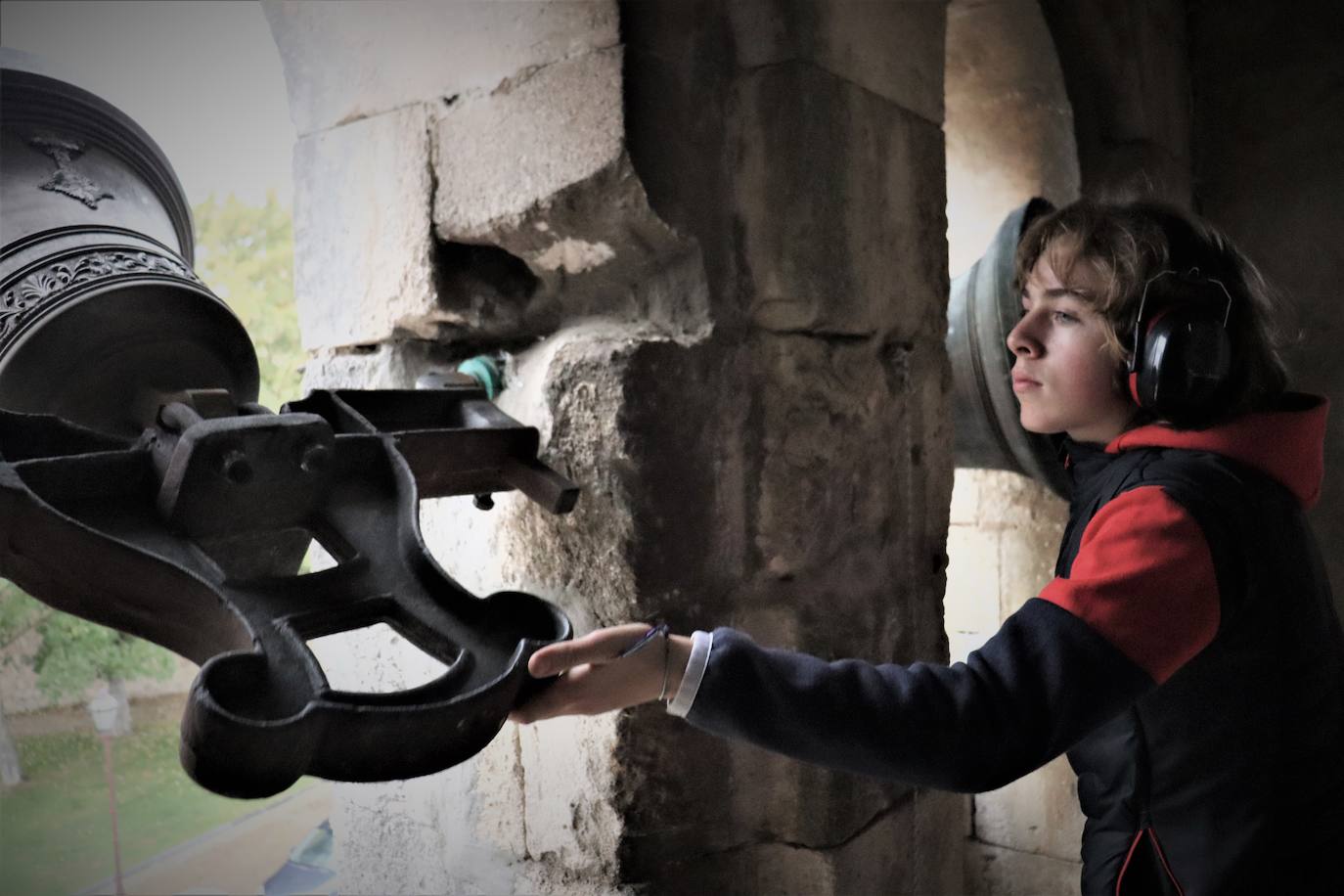 La Asociación de Campaneros de Burgos confía en que la UNESCO declare como Patrimonio Cultural Inmaterial el toque manual de campana. Mientras tanto, ellos llevan años trabajando por preservarlo. Están recopilando toques, trabajan para sacar adelante un centro de interpretación, han creado una escuela de campaneros y, además, se encargan del toque manual en algunas parroquias burgalesas. 