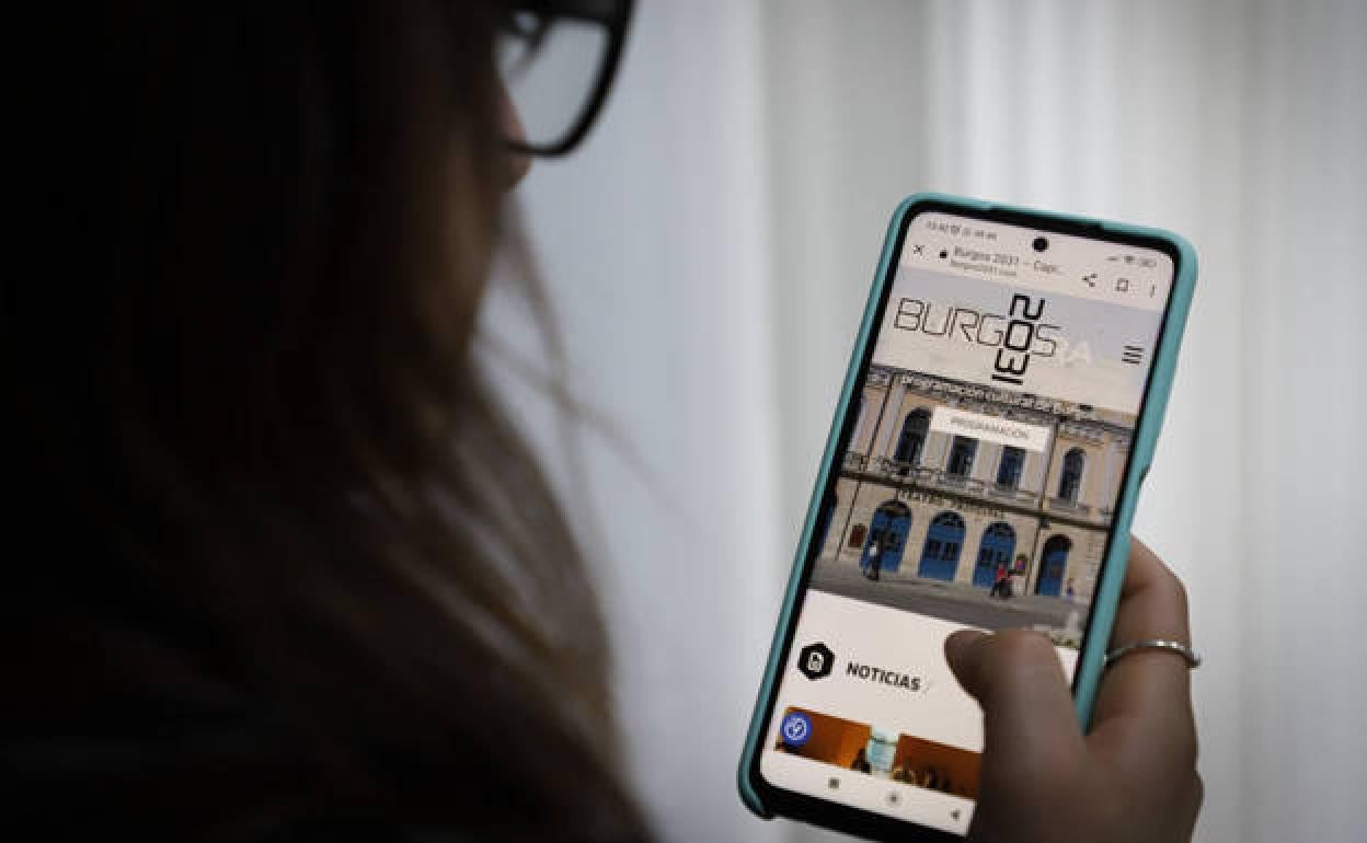 Un usuario consulta en su móvil la web www.burgos2031.com. 