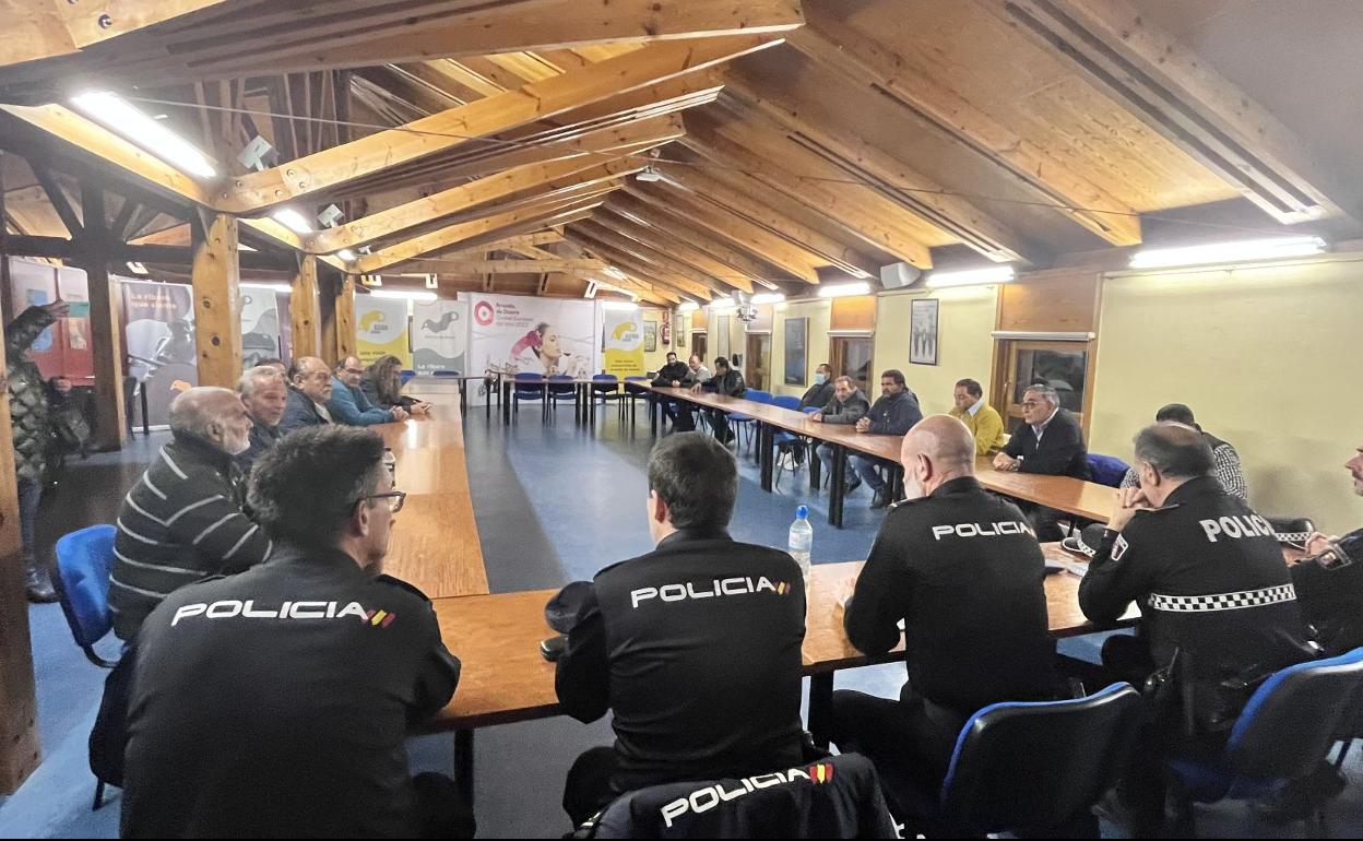 La reunión se celebró en la sede policial. 