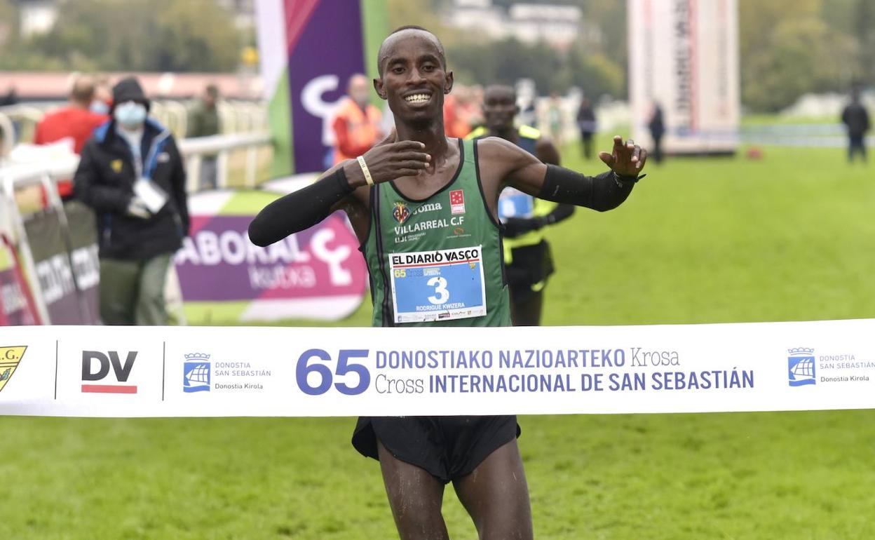 Rodrigue Kwizera llega en primer lugar a la línea de meta del Cross Internacional de San Sebastián, en 2021. 