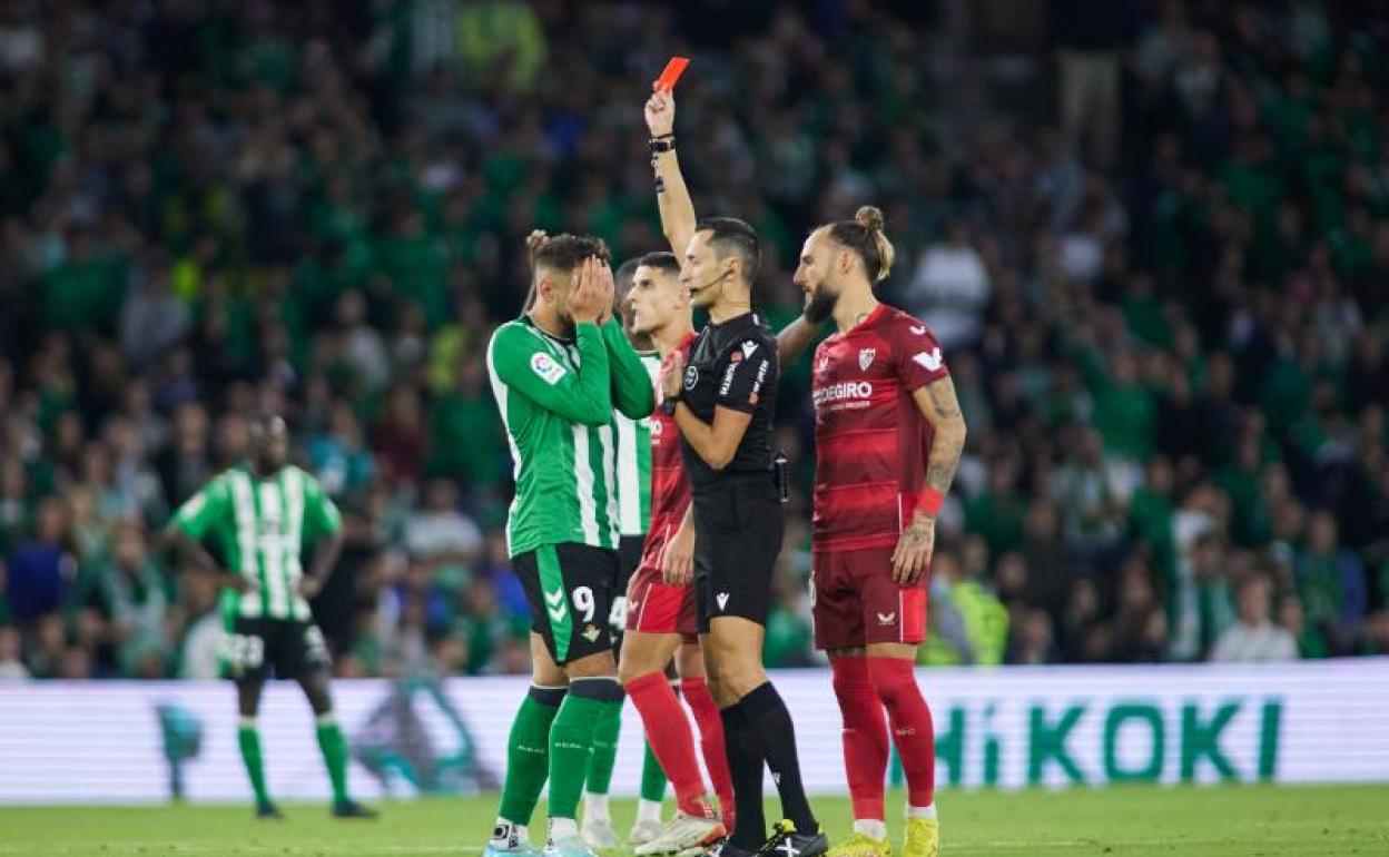 Borja Iglesias lamentándose tras ser expulsado en el derbi sevillano